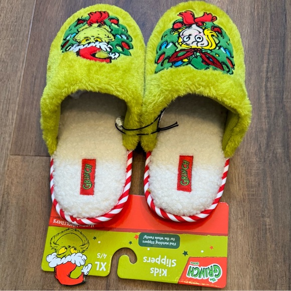 Kids Dr.Suess Grinch & Cindy Lou Wreath Slippers - Picture 2 of 3